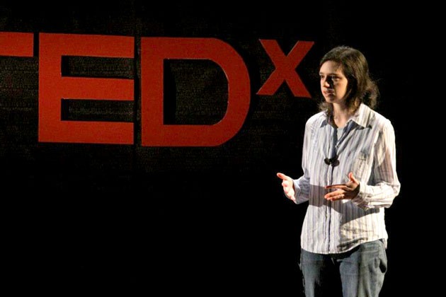 מעלאַני ווײַס טרעט אויף בעת דער TEDx-קאָנפֿערענץ, אין קאָלבי־קאָלעדזש, מיין