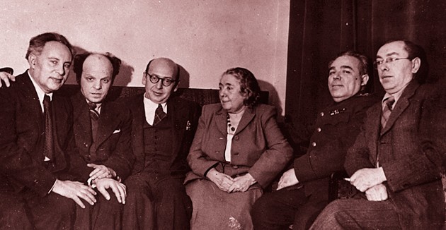 פֿון רעכטס: פֿעפֿער, קאַץ, לינאַ שטערן, בנציון גאָלדבערג, זוסקין און קוויטקאָ, מאָסקווע, 1946