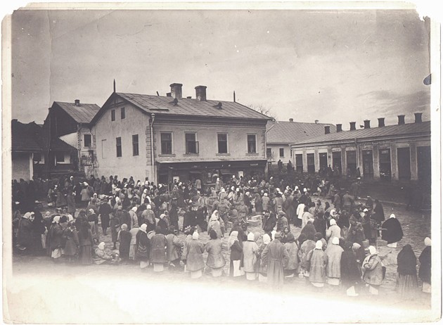 אַ ייִדישער מאַרק אין סאַדעגערע, בערך 1911