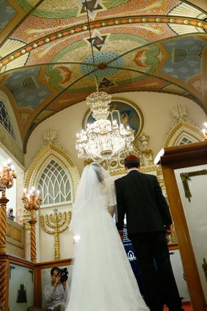 חתן־כּלה אין דער היסטאָרישער „כוסטאָ טיעראַ‟־שיל בעת דער חתונה